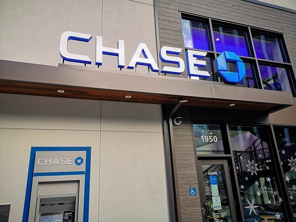 An image of a Chase bank branch and ATM located outside