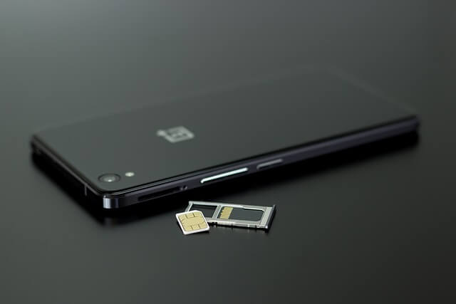 An image of a phone with its SIM card and SIM card tray taken out